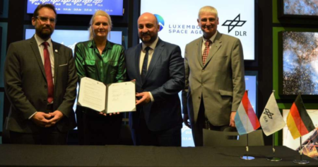 Signature of a collaboration agreeement between the German Aerospace Center and the Luxembourg Space Agency